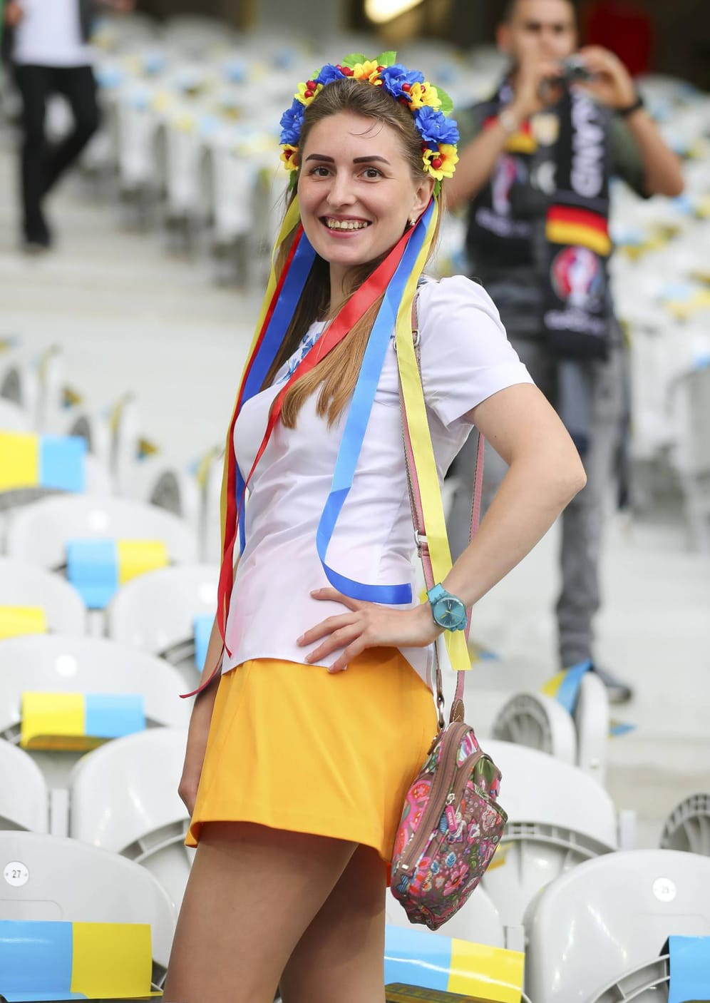 Blumenkränze kommen nie aus der Mode und sind in den Nationalfarben ein Muss für viele weibliche Fußballfans, wie diese Ukrainerin beweist.