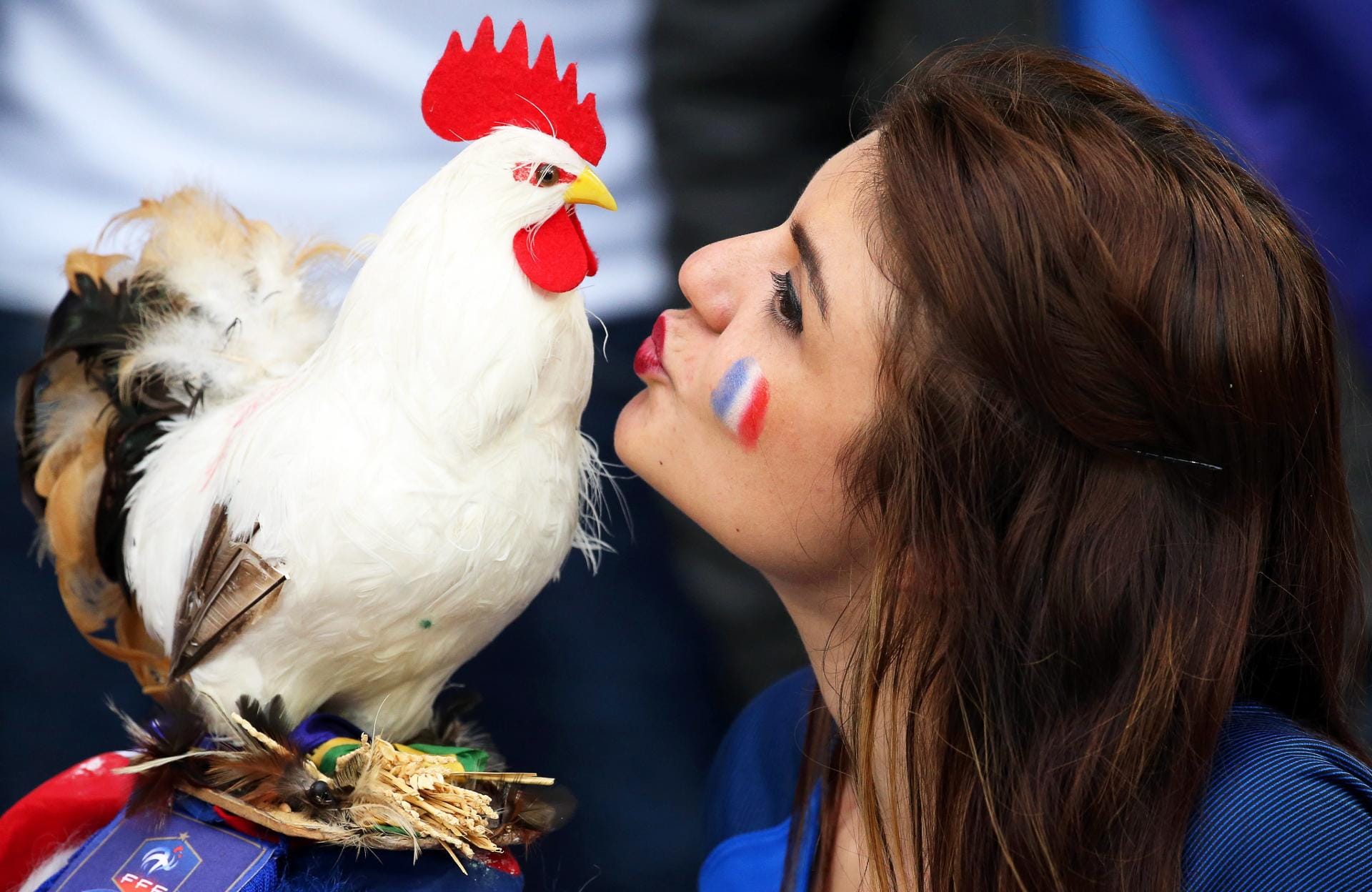 Der gallische Hahn als Symbol Frankreichs darf da natürlich nicht fehlen. Ein Küsschen für den Gockel soll Glück bringen.