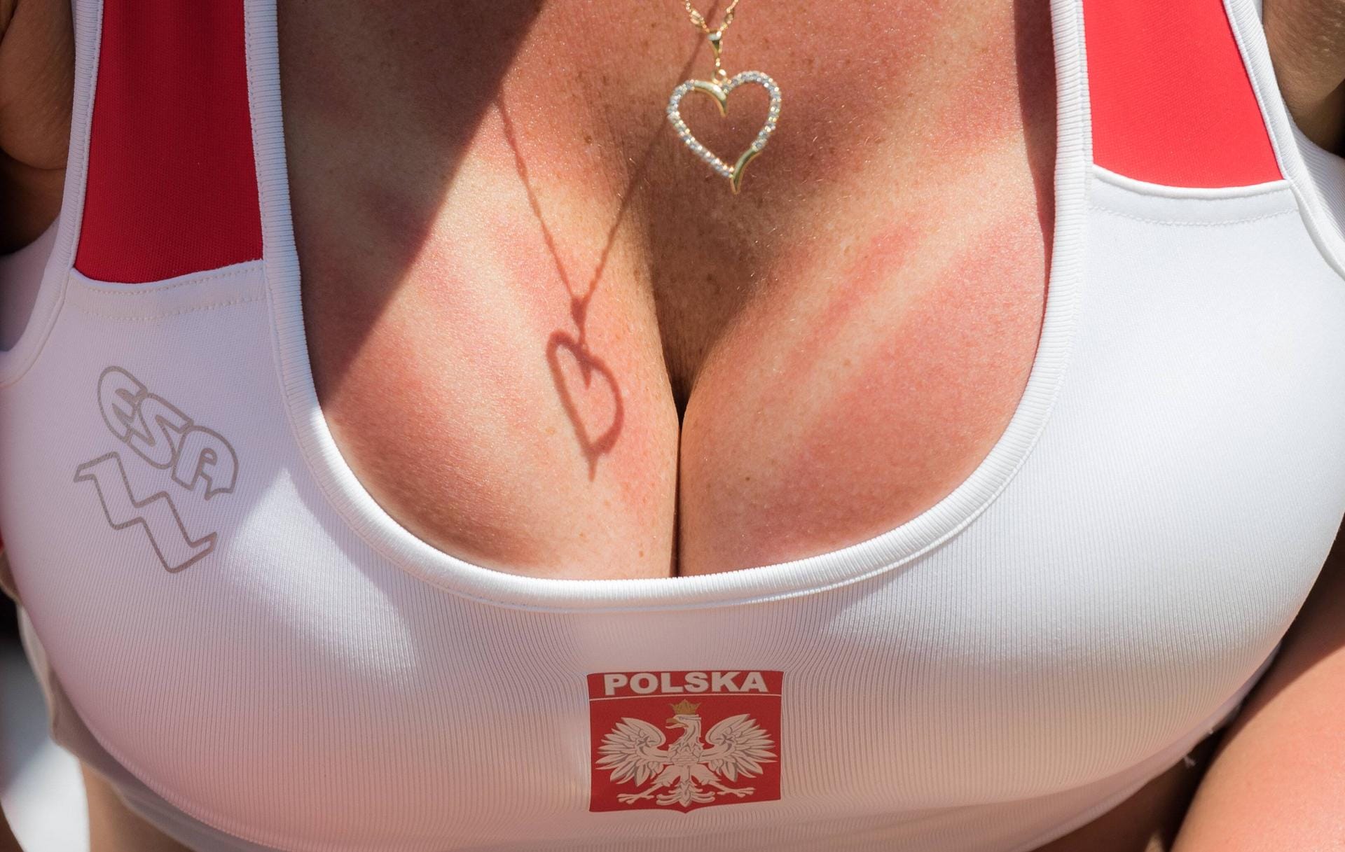 Voller Körpereinsatz! Verpackt in einem Top in Landesfarben zeigt ein polnischer Fan sein Dekolleté.