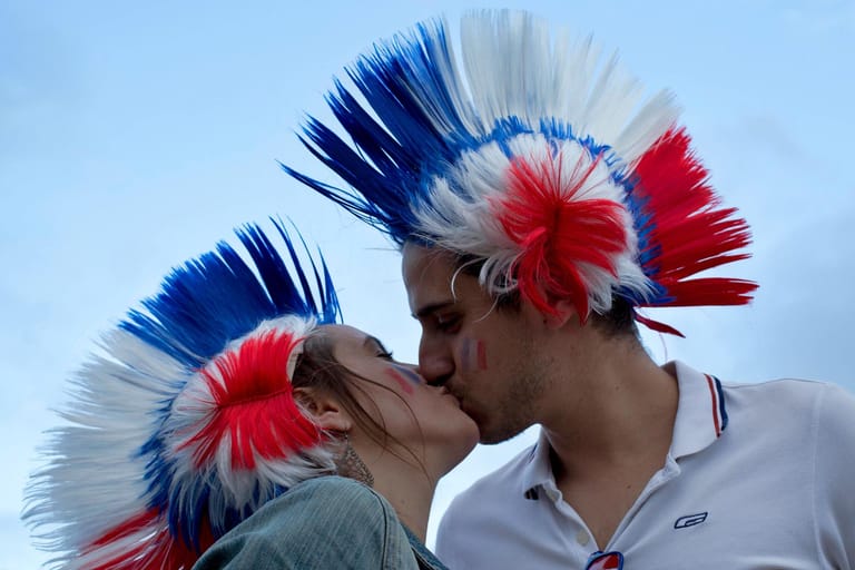 Auch diese französischen Fans tauschten bei Spiel Frankreich gegen Rumänien heiße Küsse aus.