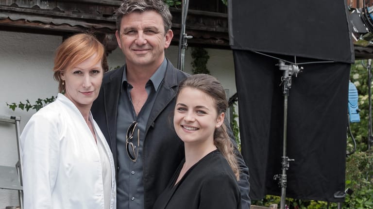 Hans Sigl mit seinen Kolleginnen Nicole Beutler (l.) und Ronja Forcher bei den Dreharbeiten zur zehnten "Bergdoktor"-Staffel.