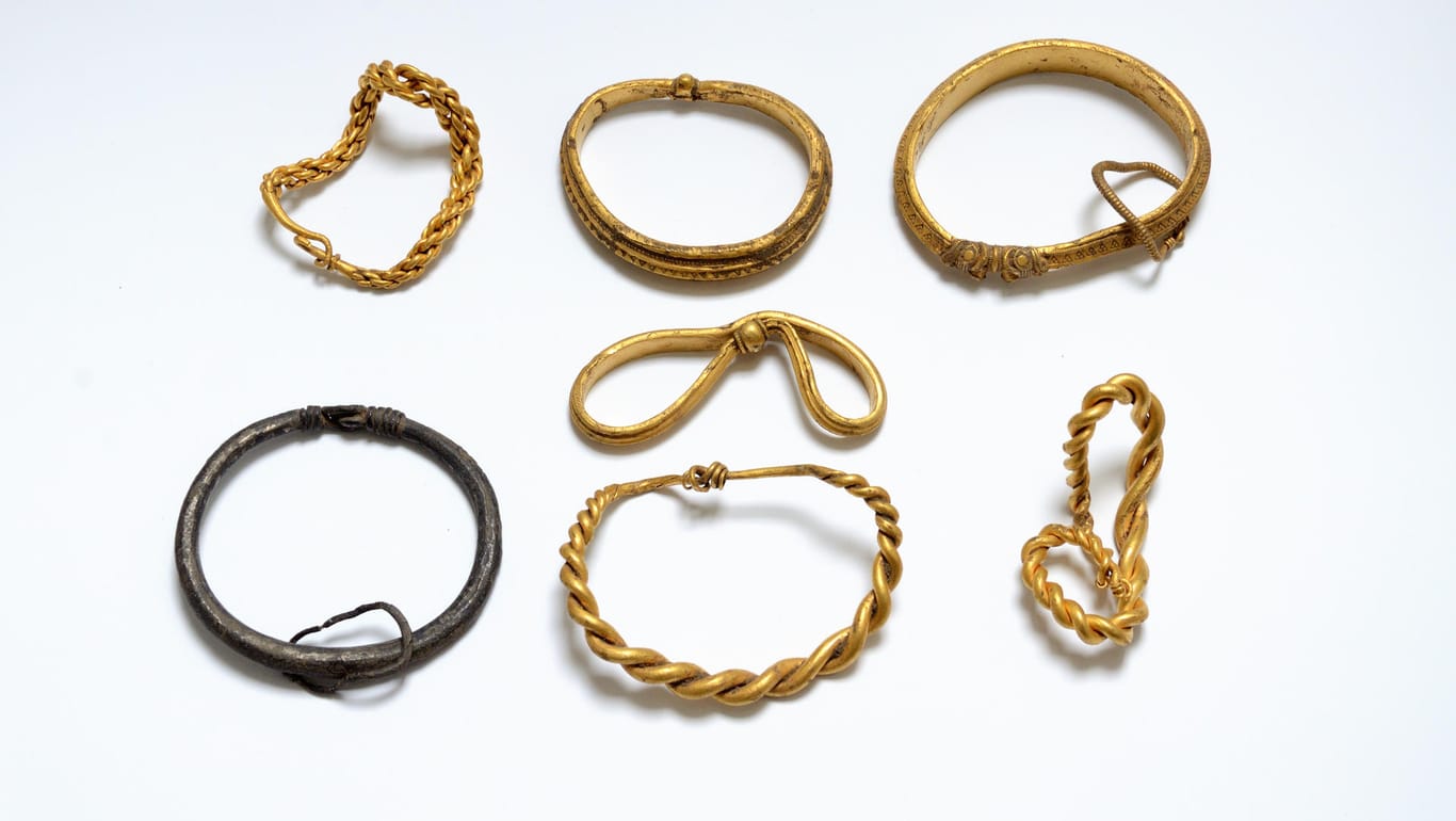 Diese sechs Goldringe sowie der Silberarmring dürften einmal von Mitgliedern der Wikinger-Elite getragen worden sein.