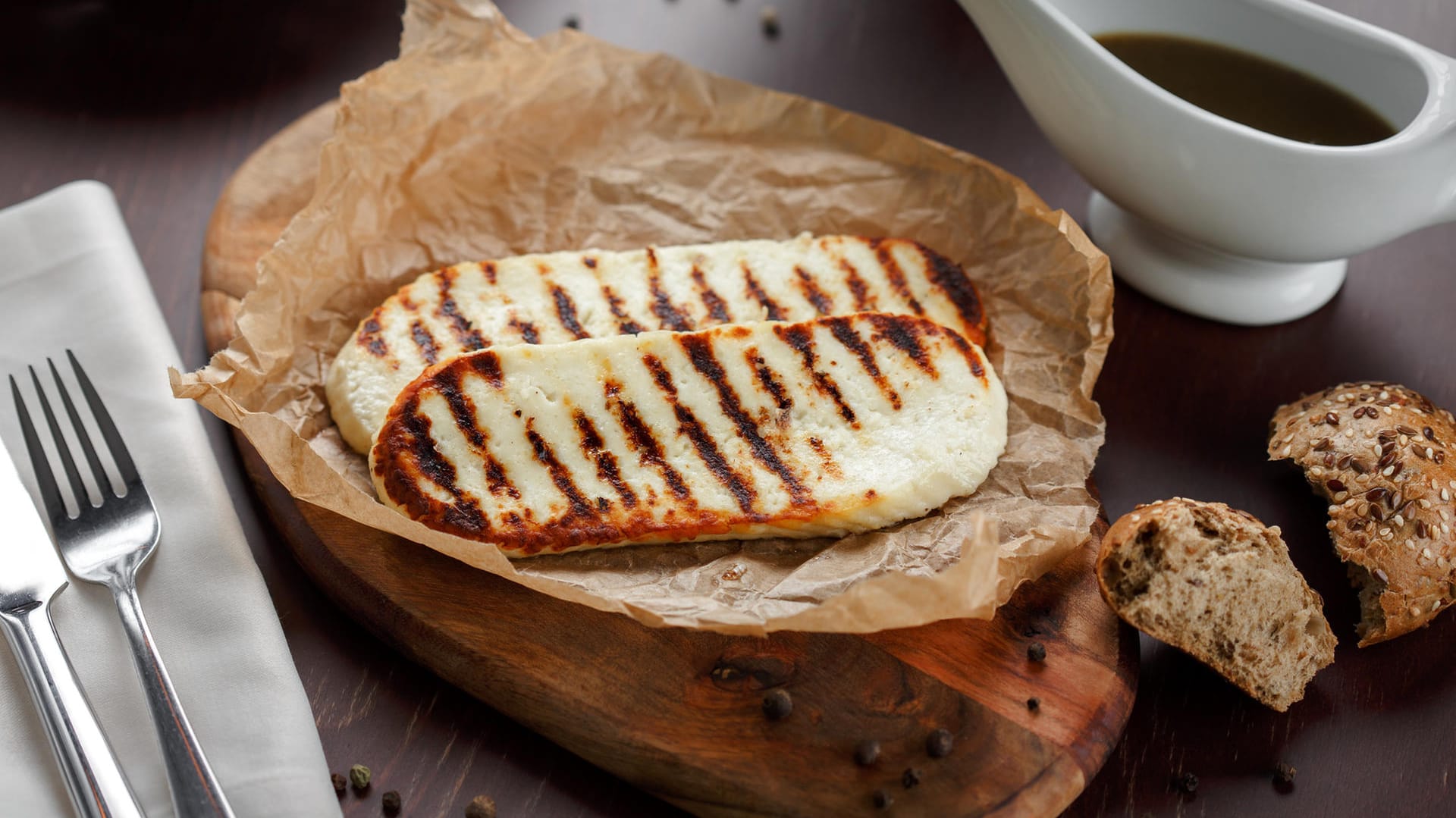 Egal ob mit oder ohne Marinade - der würzige Halloumi macht auf dem Grill eine gute Figur.