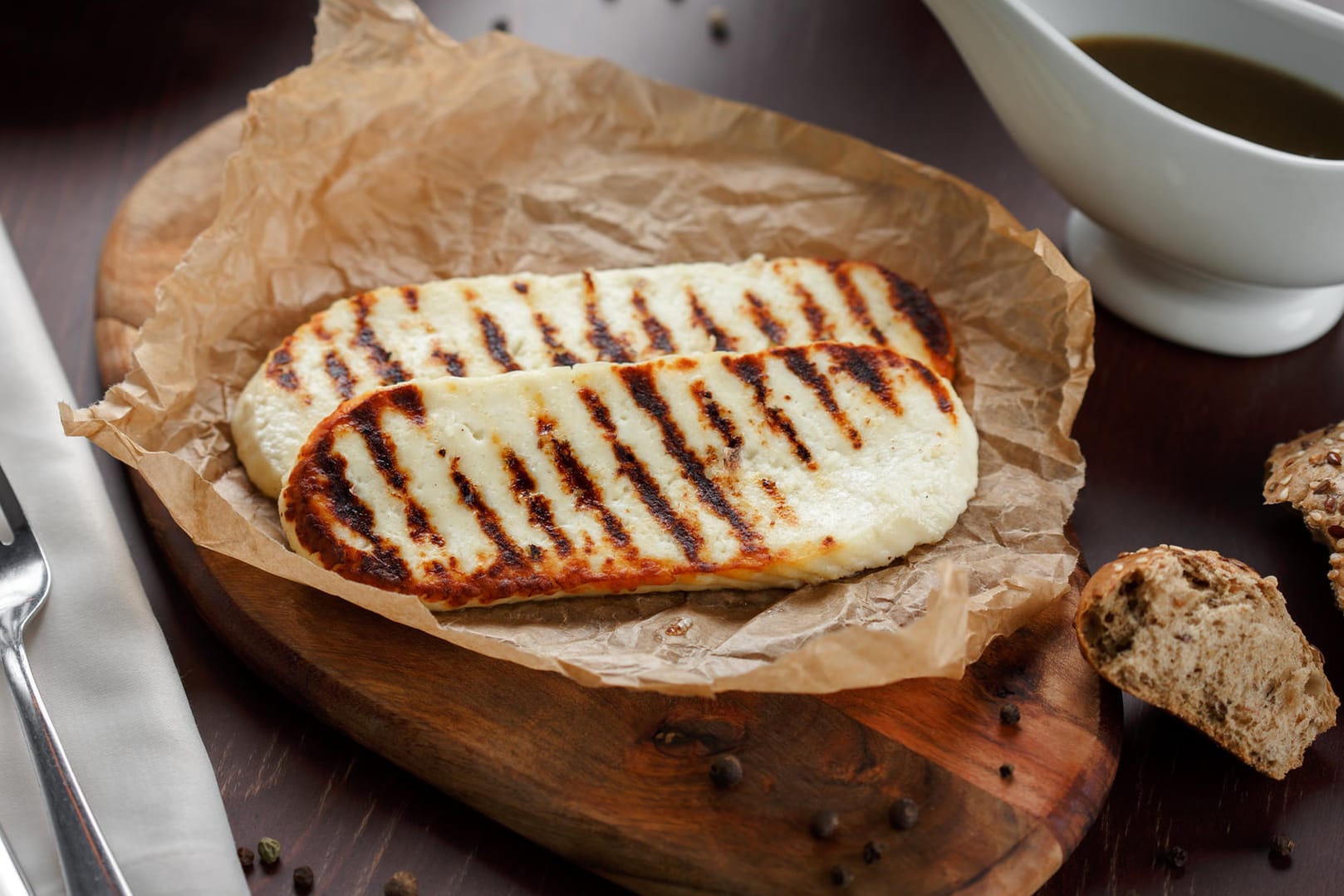 Egal ob mit oder ohne Marinade - der würzige Halloumi macht auf dem Grill eine gute Figur.