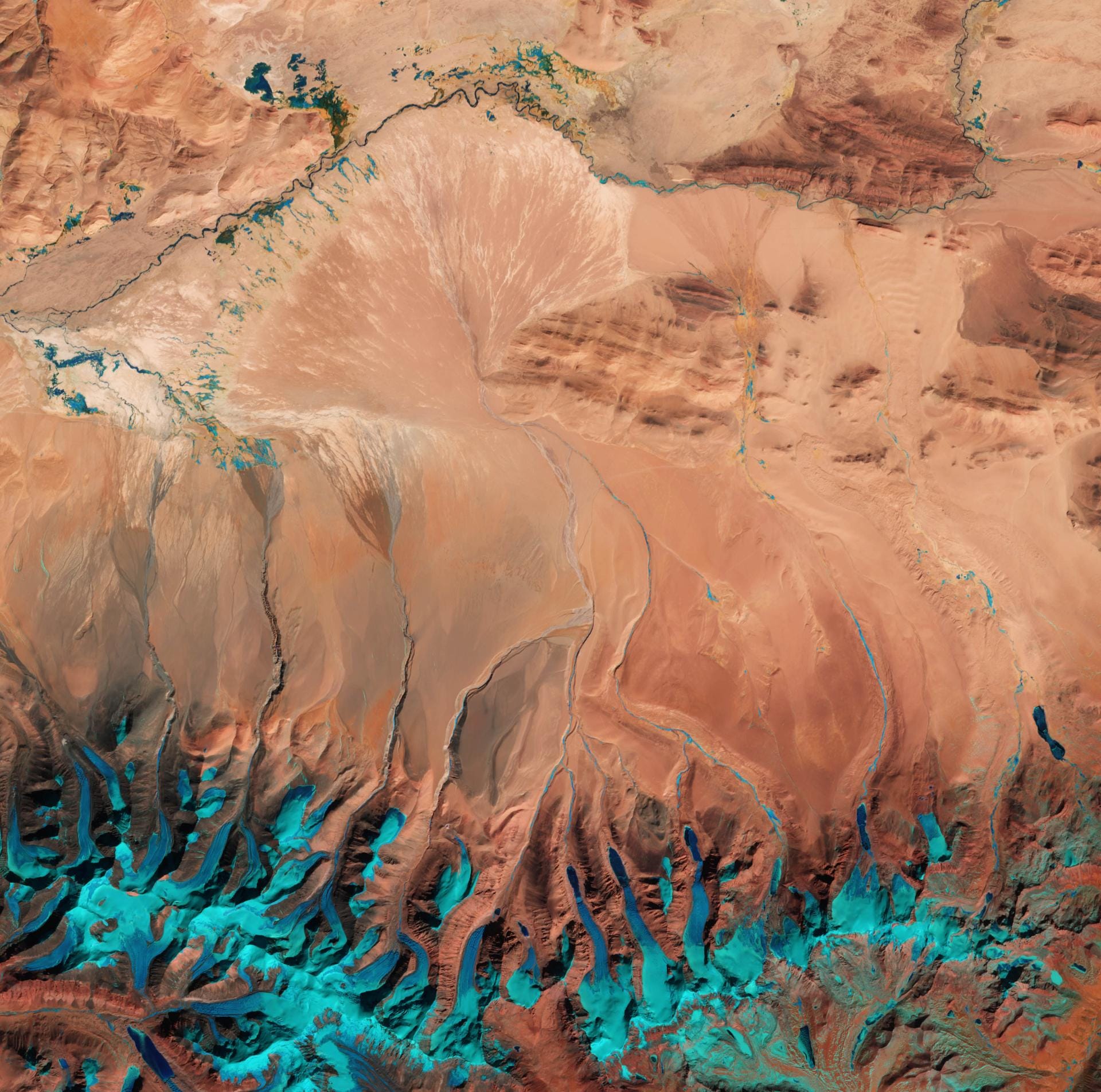 Dieses Gebirge kennen Sie alle.Das Satellitenbild zeigt das Tibetanische Hochland und dessen Grenze zu Nepal und dem indischen Staat Sikkim. Das Hochland entstand vor 55 Millionen Jahren, als sich zwei Kontinentalplaten aufeinanderschoben. Es ist heute das größte Hochland der Welt.