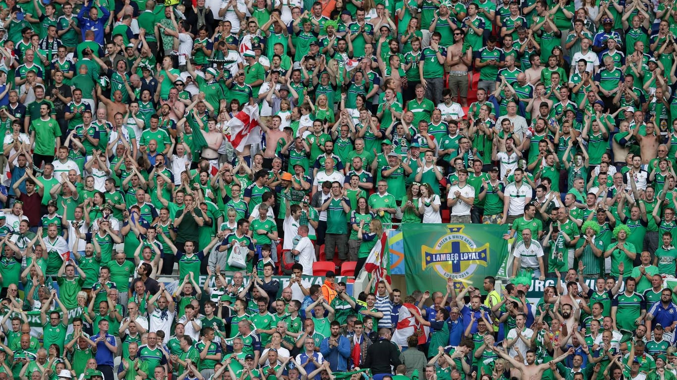 Der Fanblock Nordirlands während des Spiels gegen die Ukraine.