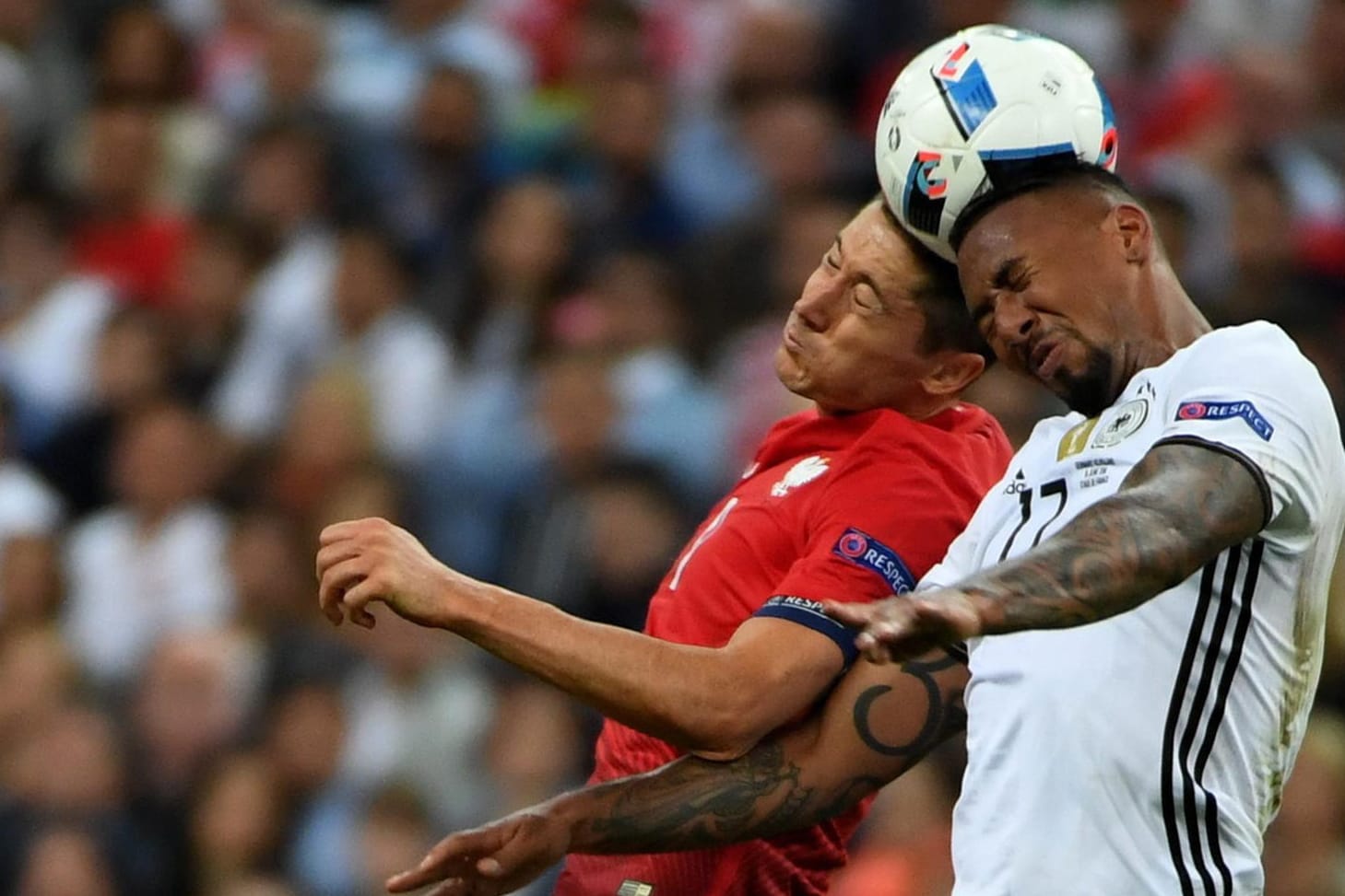 Jerome Boateng (re.) im Kopfballduell mit Polens Stürmer Robert Lewandowski.