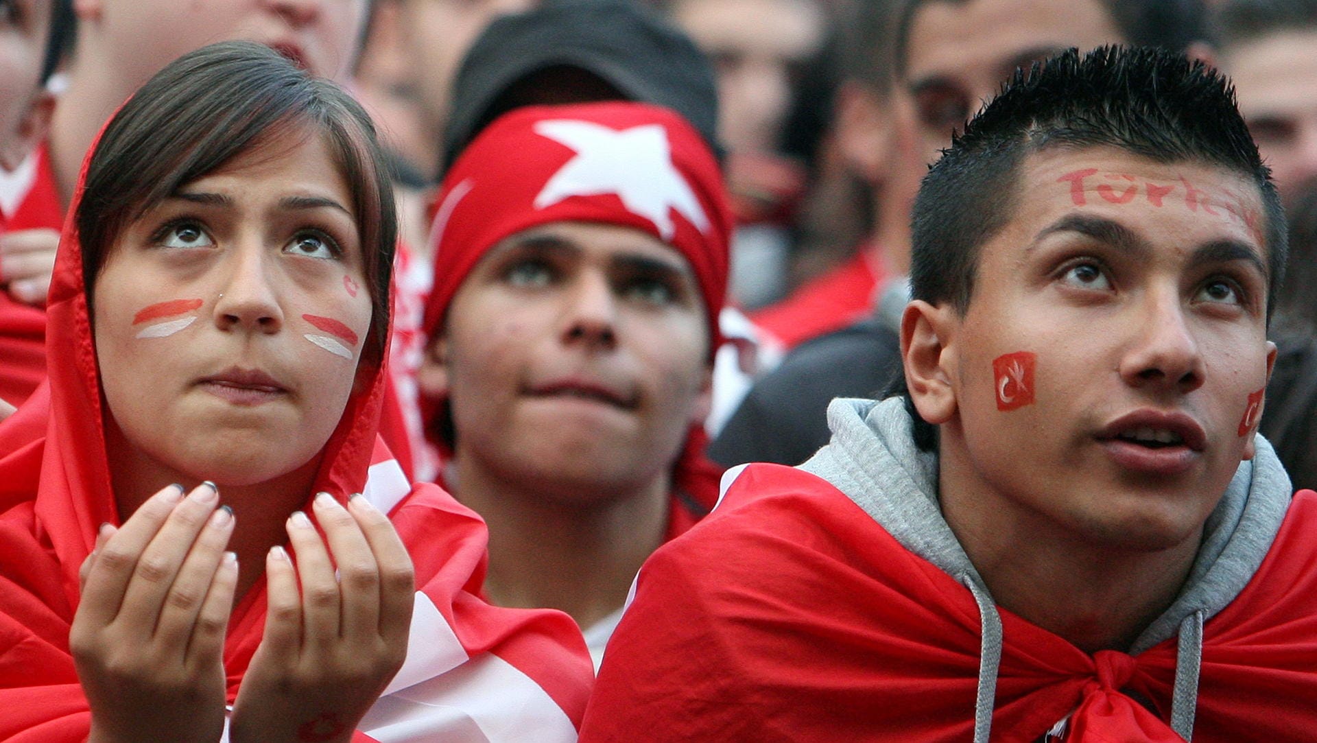 Türkische Fußballfans schauen in Frankfurt ihrer Mannschaft zu.