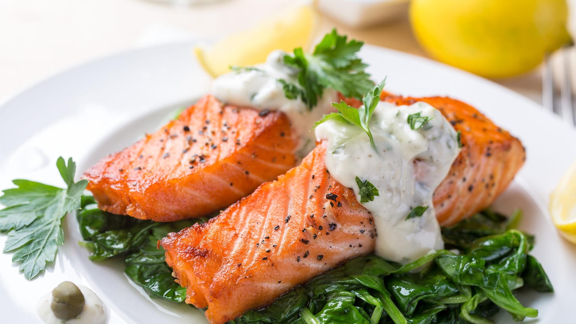 Lachs enthält viele hochwertige Fette und ist eine gute Wahl nach dem Ausdauertraining.