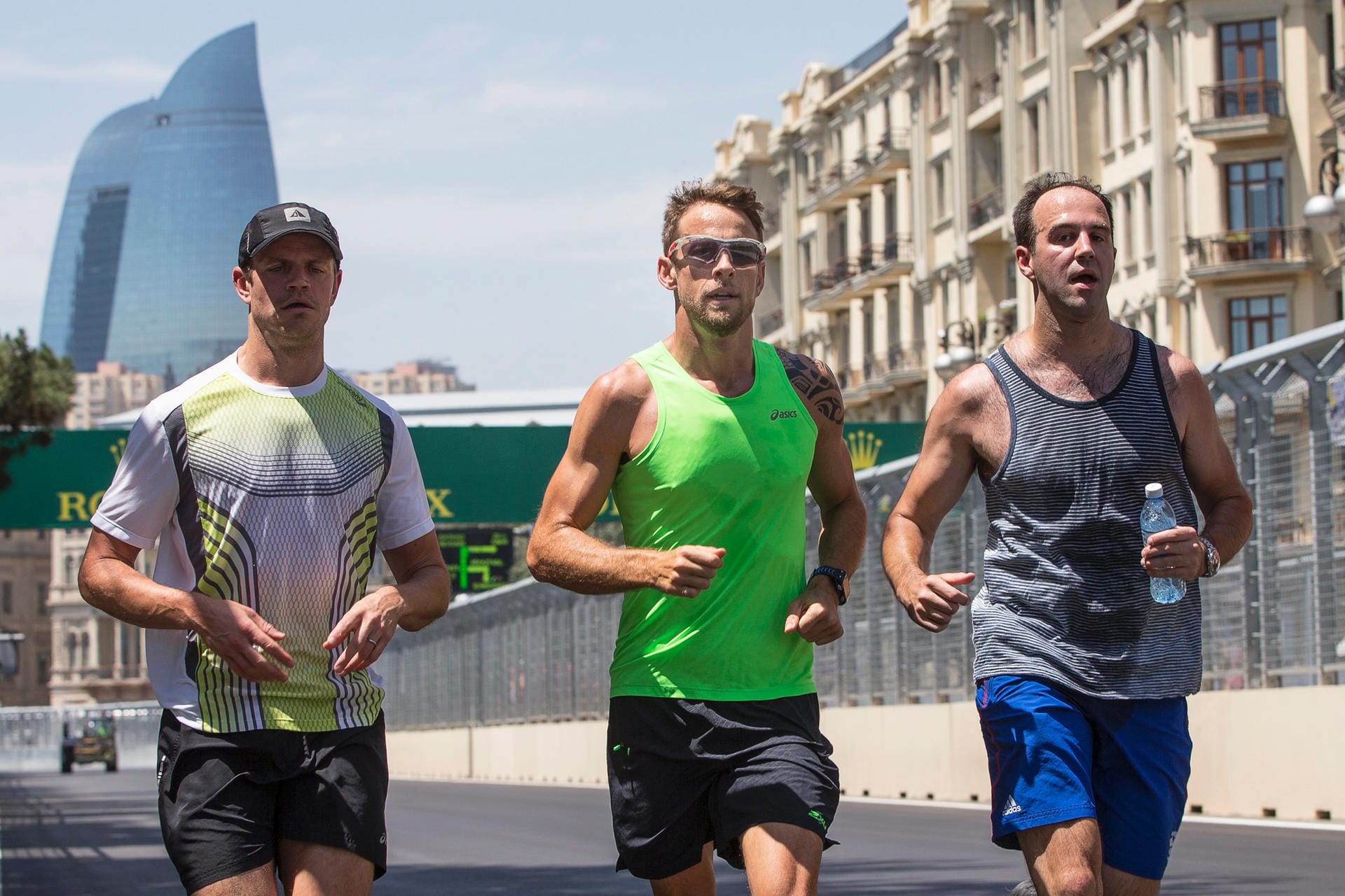 Trainingseinheit: Jenson Button (Mitte) lief den Stadtkurs in Baku ab, um die Strecke kennen zu lernen.