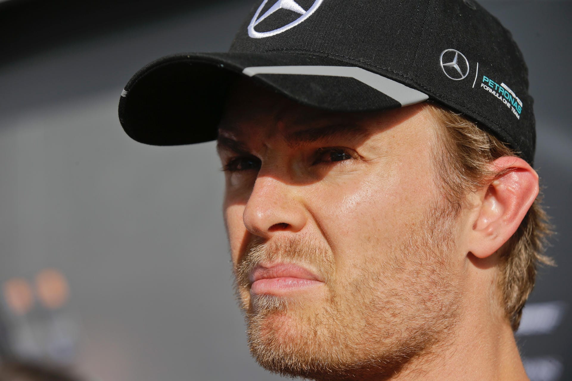 Skeptischer Blick: Der WM-Führende Nico Rosberg äußerte vor dem Rennen Sicherheitsbedenken wegen zu wenig Auslaufzonen.