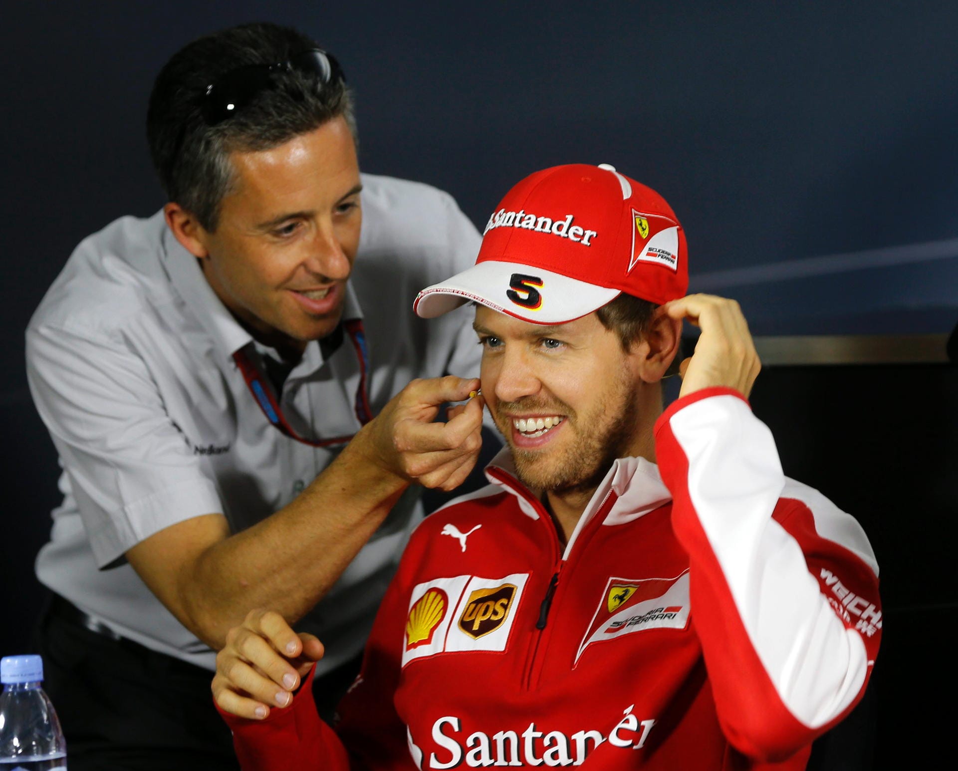 Lachen im Gesicht: Sebastian Vettel präsentierte sich hingegen in bester Laune.