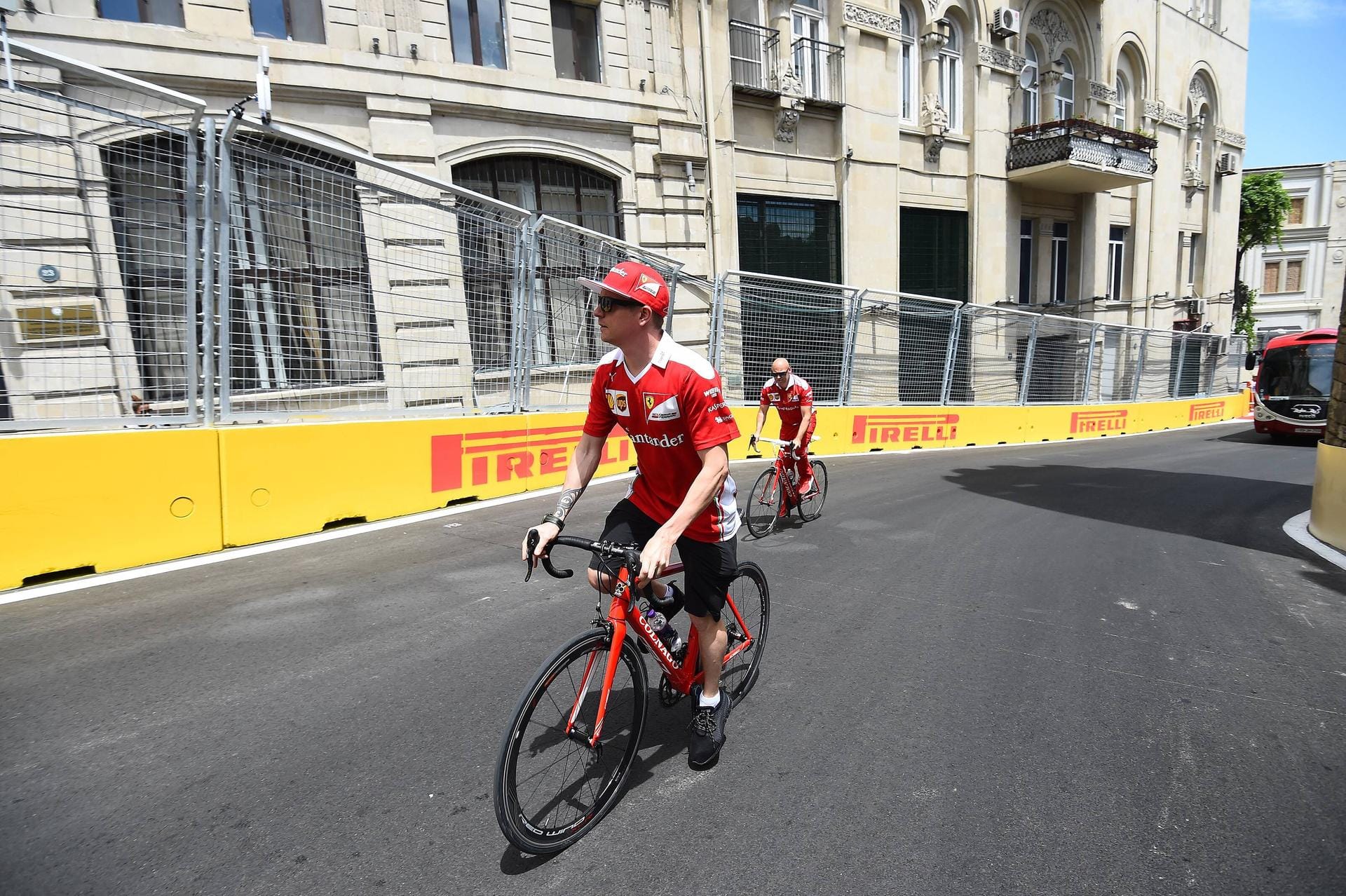 Sightseeing: Kimi Räikkönen inspizierte mit dem Rennrad die Strecke.