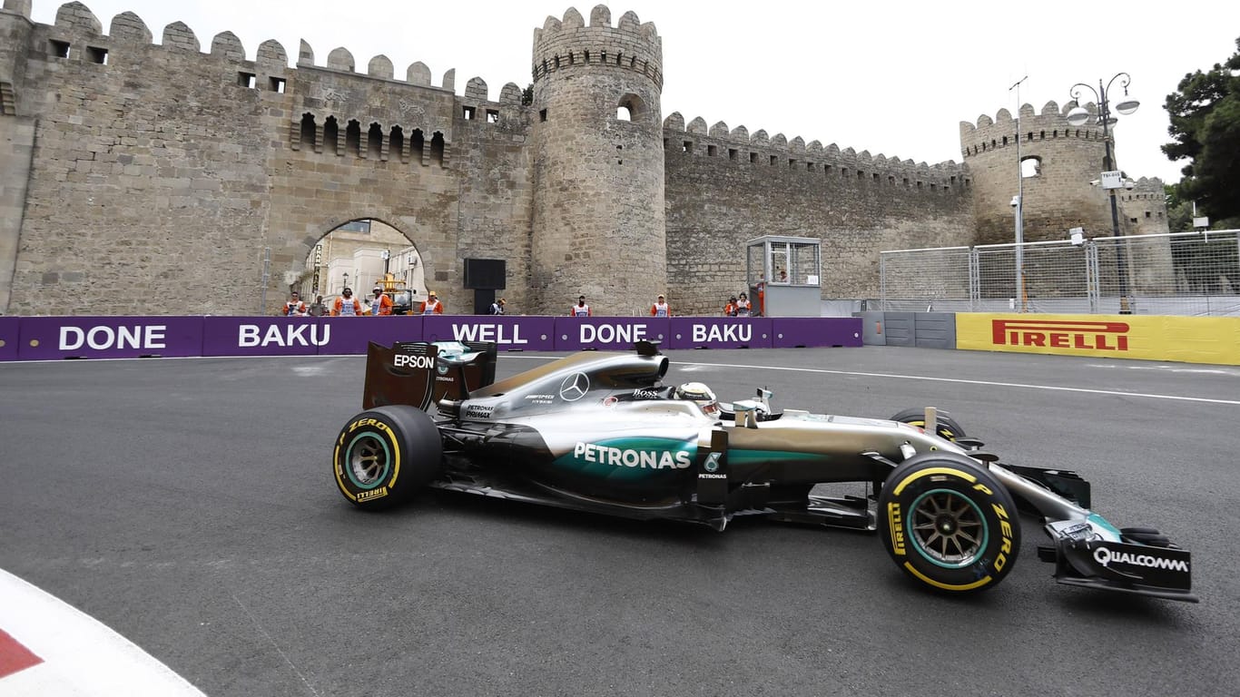 Spektakulärer Anblick: Lewis Hamilton auf dem Stadtkurs in Baku.
