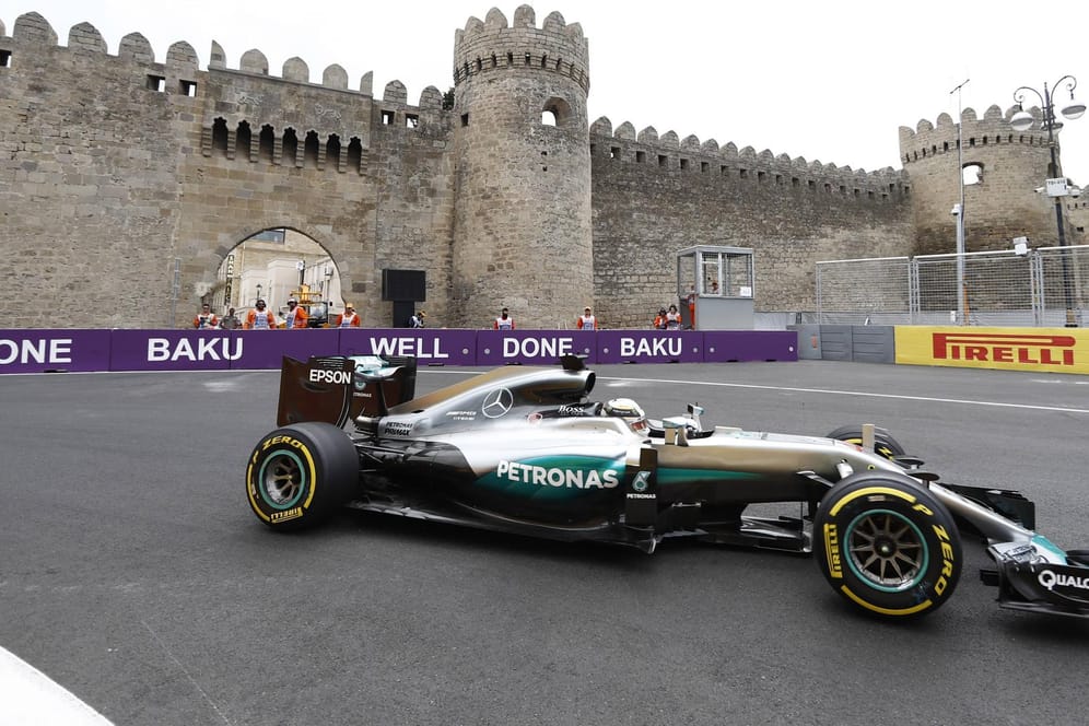 Spektakulärer Anblick: Lewis Hamilton auf dem Stadtkurs in Baku.