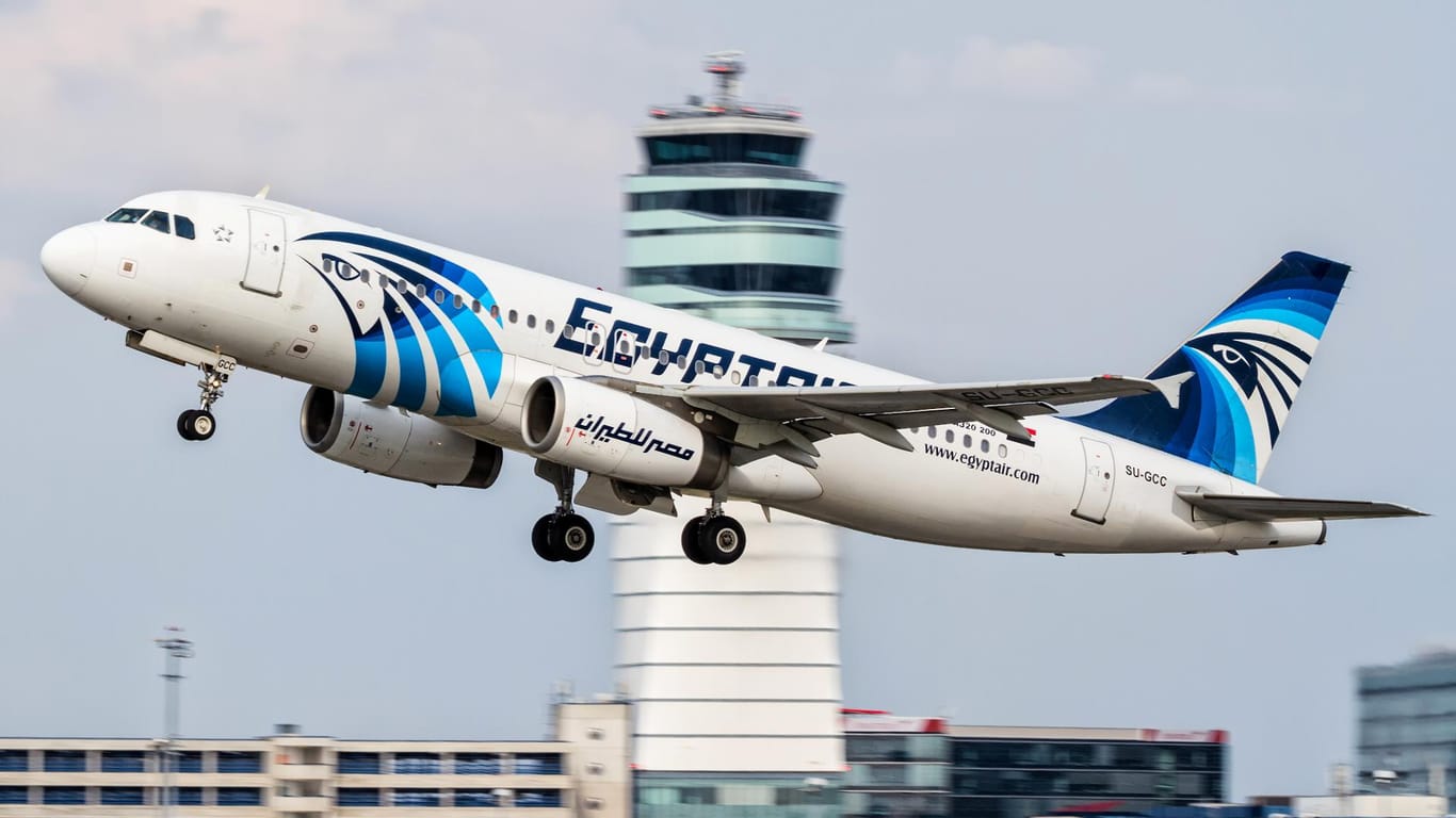 Ein Airbus A320 von Egyptair. Beim Absturz einer Maschine der Airline kamen 66 Menschen ums Leben.