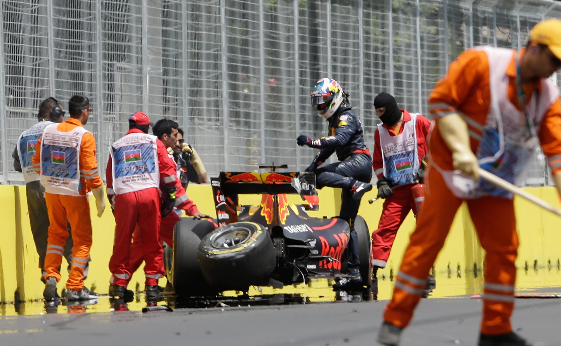 Schrecksekunde: Daniel Ricciardo setzte sein Auto beim ersten Training gegen die Begrenzungsmauer.