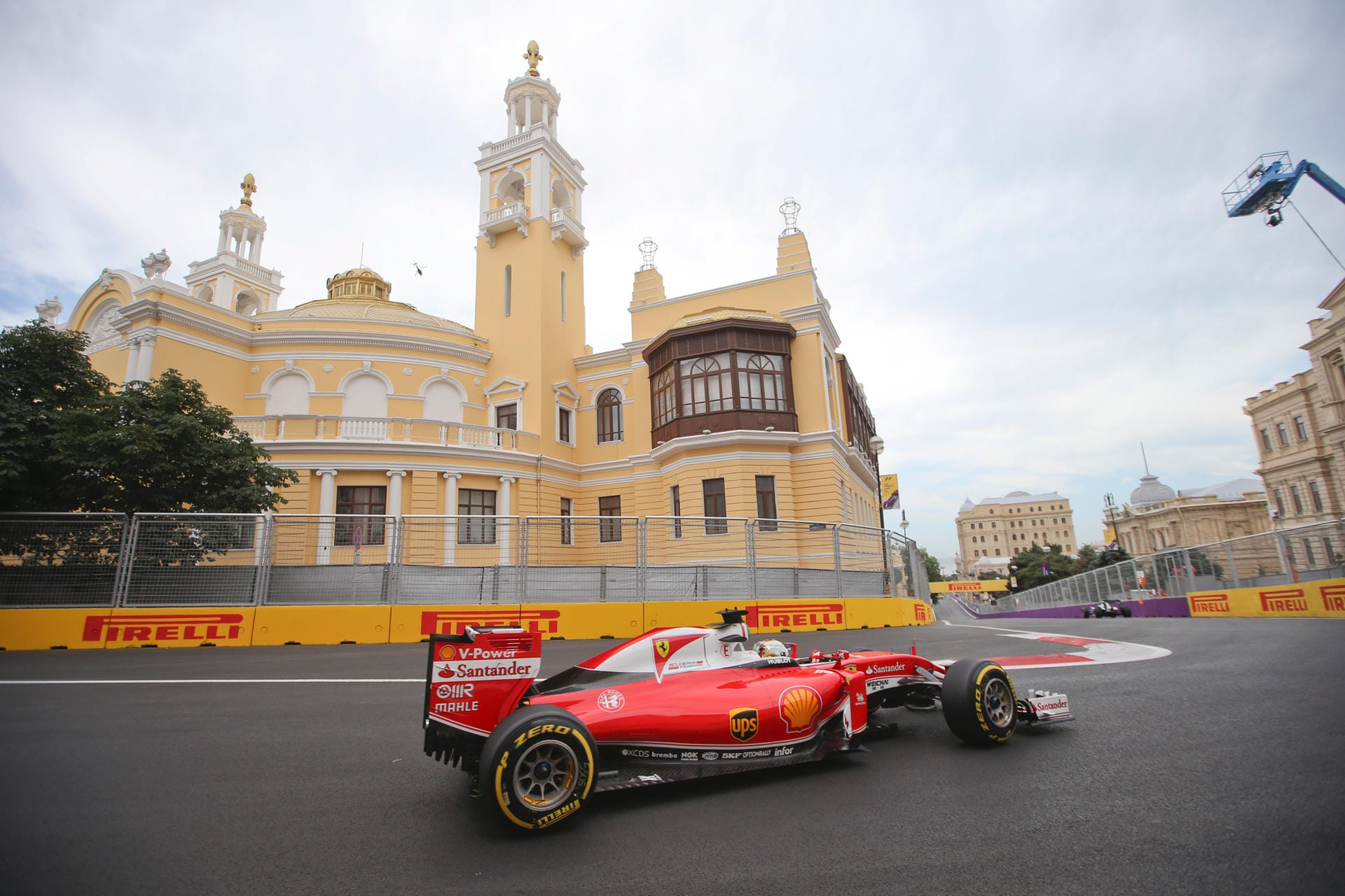 Ruhige Fahrt: Sebastian Vettel tastete sich im ersten Training an die neue Strecke in Baku heran.