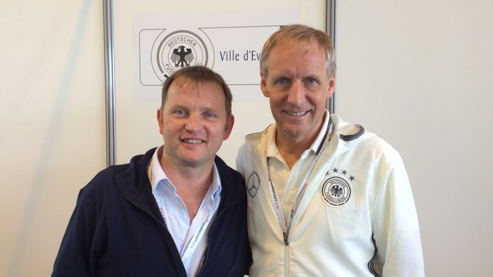 Redakteur Thomas Tamberg und Hans-Dieter-Herrmann (re.)
