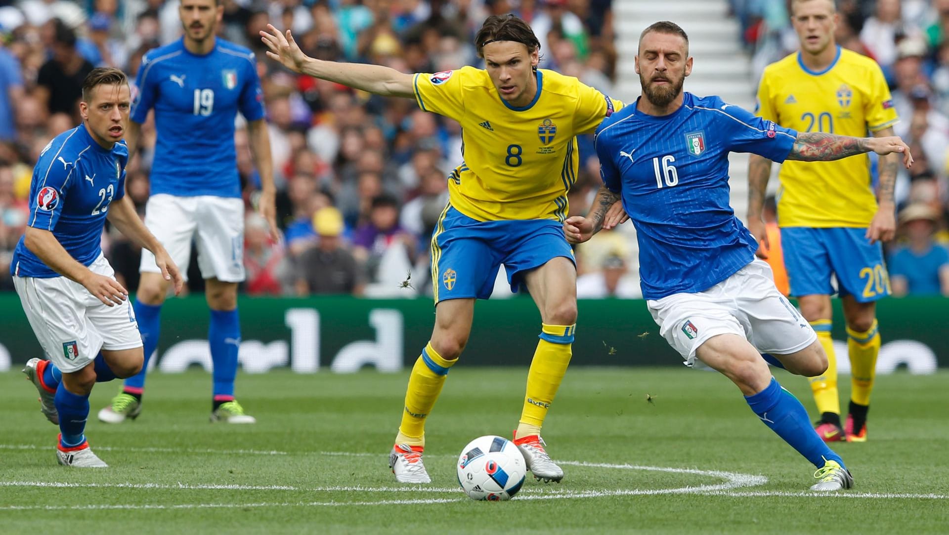 Albin Ekdal (li.) im Duell mit dem Italiener Daniele de Rossi