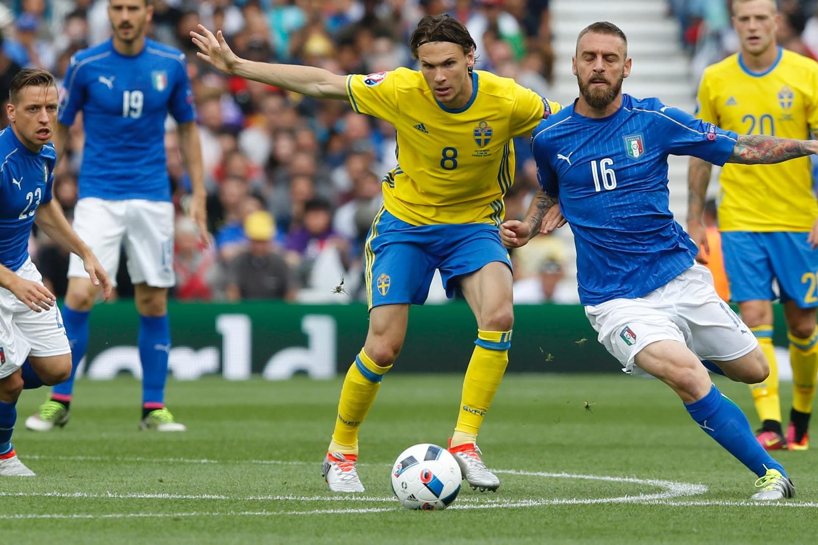 Albin Ekdal (li.) im Duell mit dem Italiener Daniele de Rossi