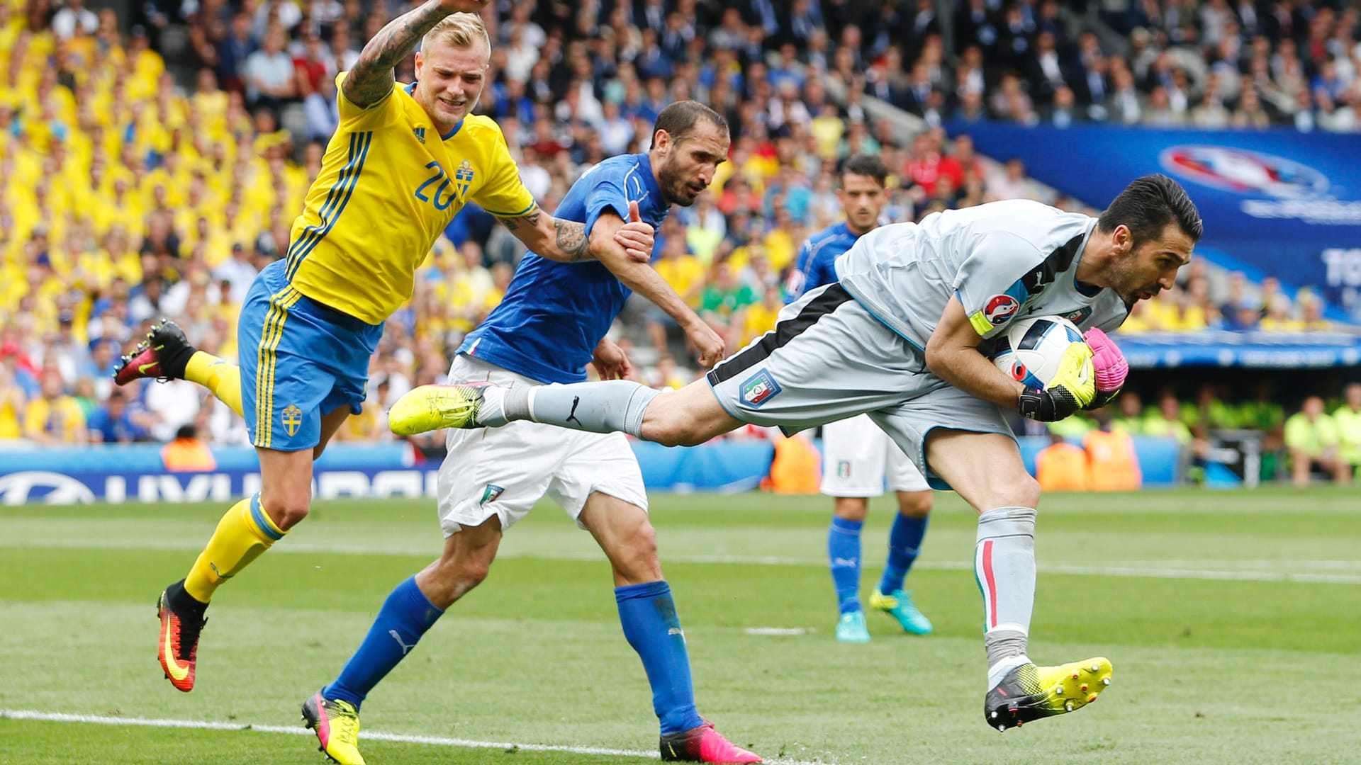 Gianluigi Buffon verlebt einen eher ruhigen Fußball-Nachmittag. Wenn Italiens Keeper gefordert wird, dann ist er allerdings zur Stelle. Hier packt der 38-Jährige sicher vor Schwedens Angreifer John Guidetti (li.) zu.