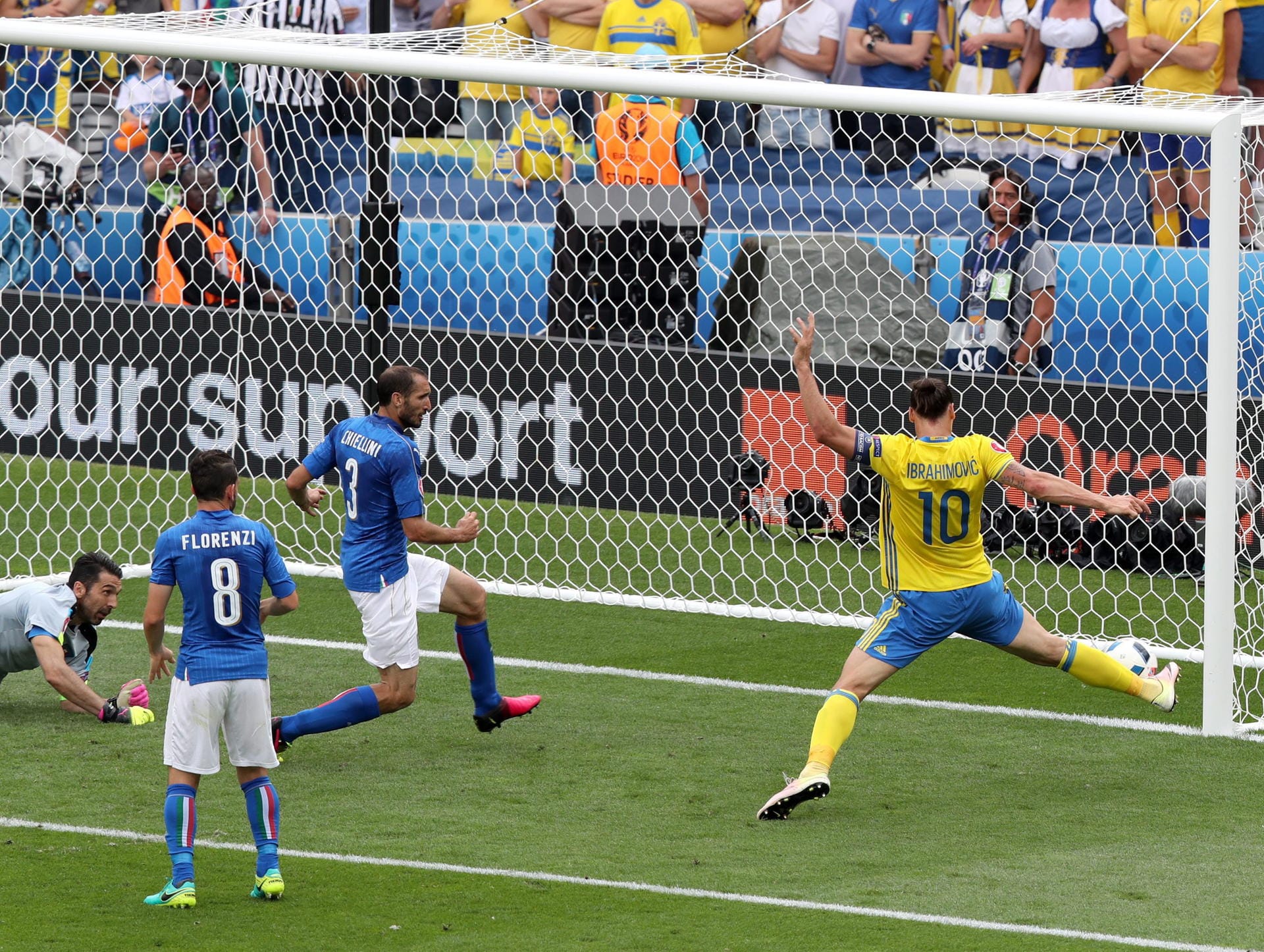 Zlatan Ibrahimovic spitzelt den Ball aus wenigen Metern über das Tor. Allerdings steht Schwedens Superstar bei dieser Aktion knapp im Abseits - ein etwaiger Treffer hätte nicht gezählt.