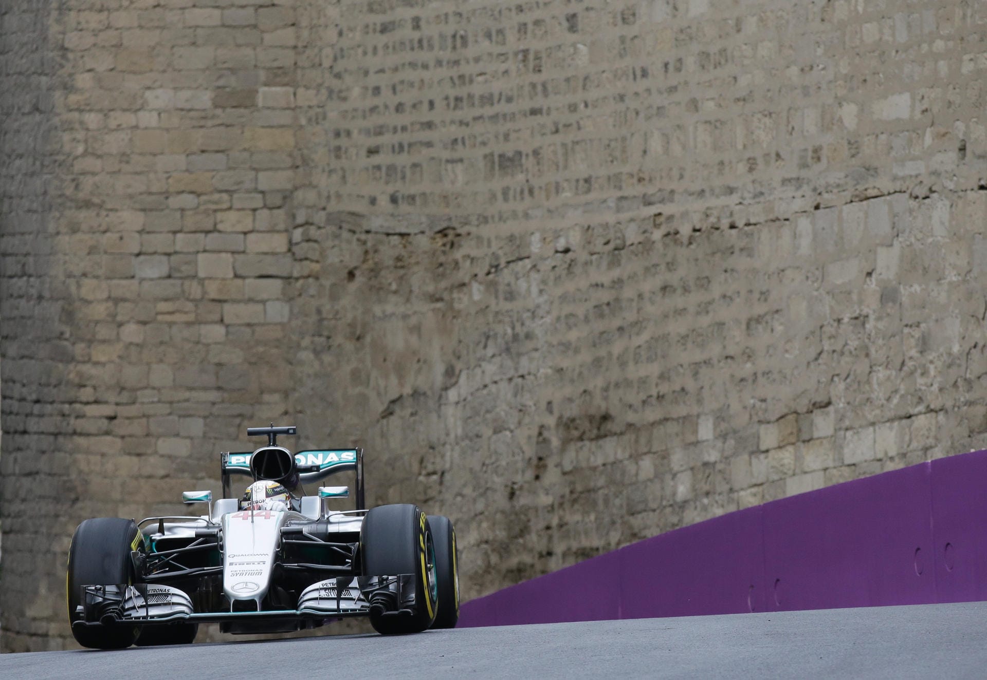 Bärenstark unterwegs: Mercedes-Pilot Lewis Hamilton war der dominierende Mann im Training am Freitag.