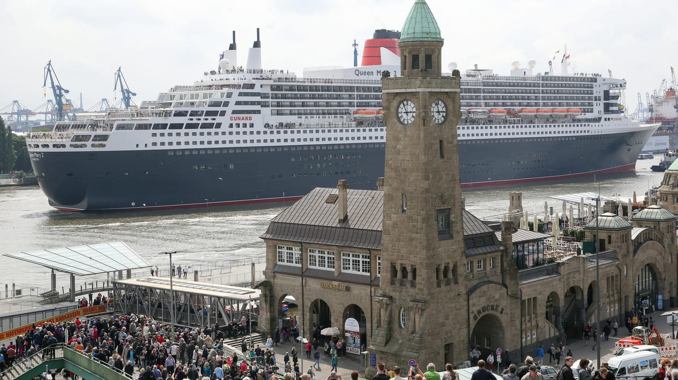 Das Kreuzfahrtschiff "Queen Mary 2" wird ausgedockt.