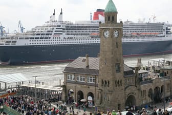 Das Kreuzfahrtschiff "Queen Mary 2" wird ausgedockt.