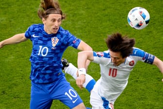Zehn gegen Zehn: Luka Modric (li.) und Tschechiens Tomas Rosicky