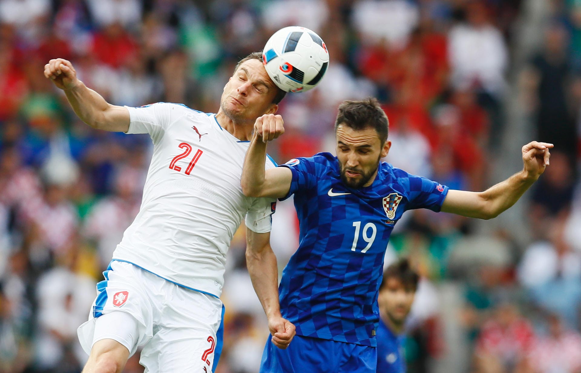 Augen zu und durch: Tschechien steht nach der Auftaktniederlage gegen Spanien (0:1) bereits mächtig unter Druck. Aber auch Kroatien hat trotz des 1:0-Erfolges über die Türkei nichts zu verschenken.