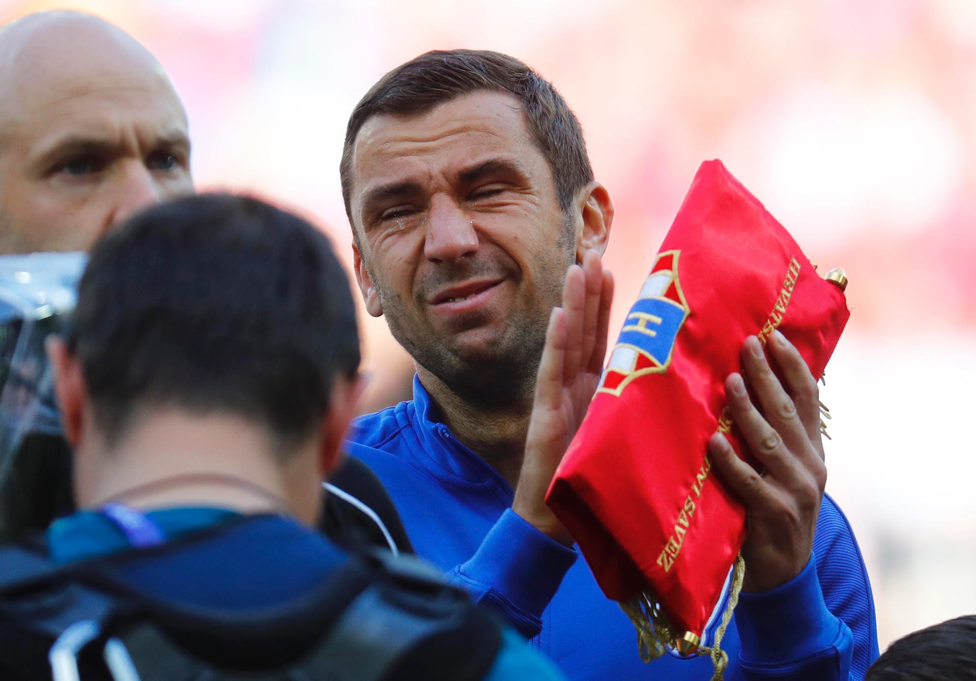 Tränen hingegen bei Darijo Srna. Kroatiens Kapitän wird vor Spielbeginn im Gedenken an seinen kürzlich verstorbenen Vater von seinen Gefühlen übermannt.