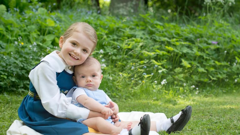 Estelle ist nach ihrer Mutter Victoria die Zweite in der schwedischen Thronfolge, dahinter folgt ihr Bruder Oscar.