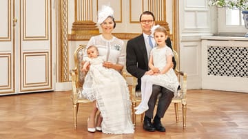 Das schwedische Königshaus hat in den vergangenen Jahren einen Kindersegen erlebt. König Carl Gustaf und seine Frau Silvia sind inzwischen fünffache Großeltern. Kronprinzessin Victoria und ihr Ehemann Daniel haben zwei Kinder: Prinzessin Estelle (* 2012) und Prinz Oscar (* 2016), der im Mai getauft wurde (Foto).