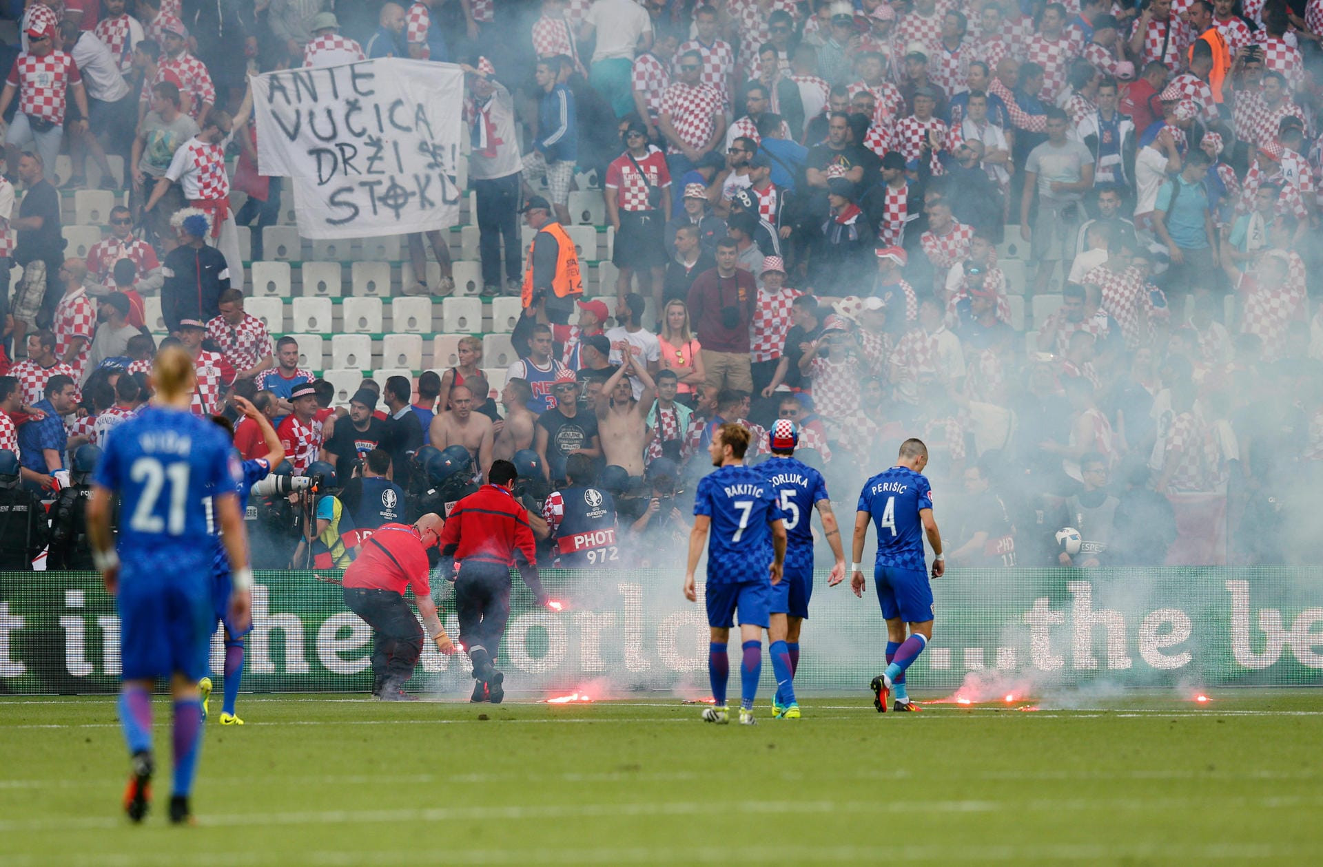 Kurz vor Spielende kommt es zu unschönen Szenen, als kroatische Fans Leuchtraketen und Böller auf das Spielfeld werfen