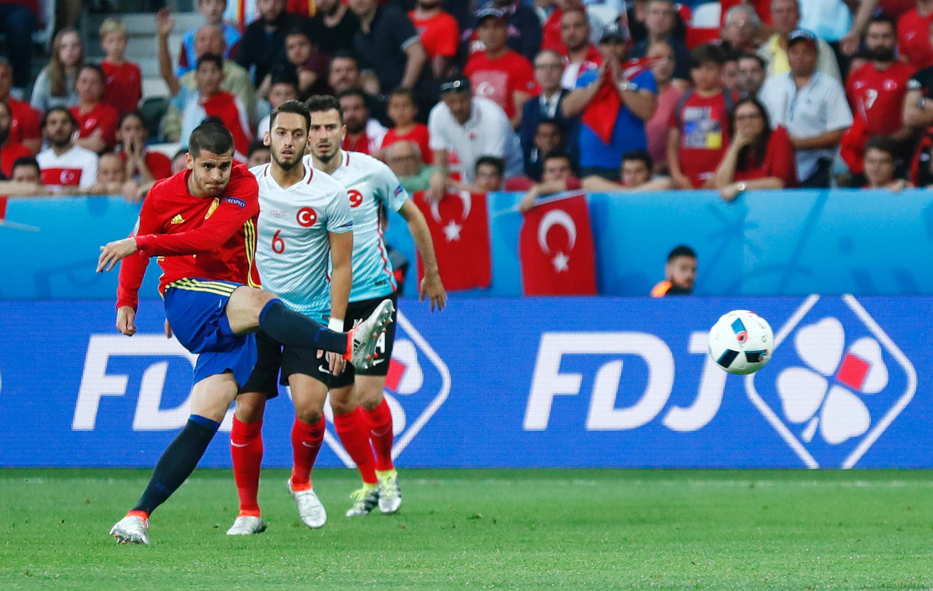 Spaniens Alvaro Morata prüft nach sieben Spielminuten aus 17 Metern erstmals den türkischen Keeper Volkan Babacan, der jedoch recht problemlos parieren kann.