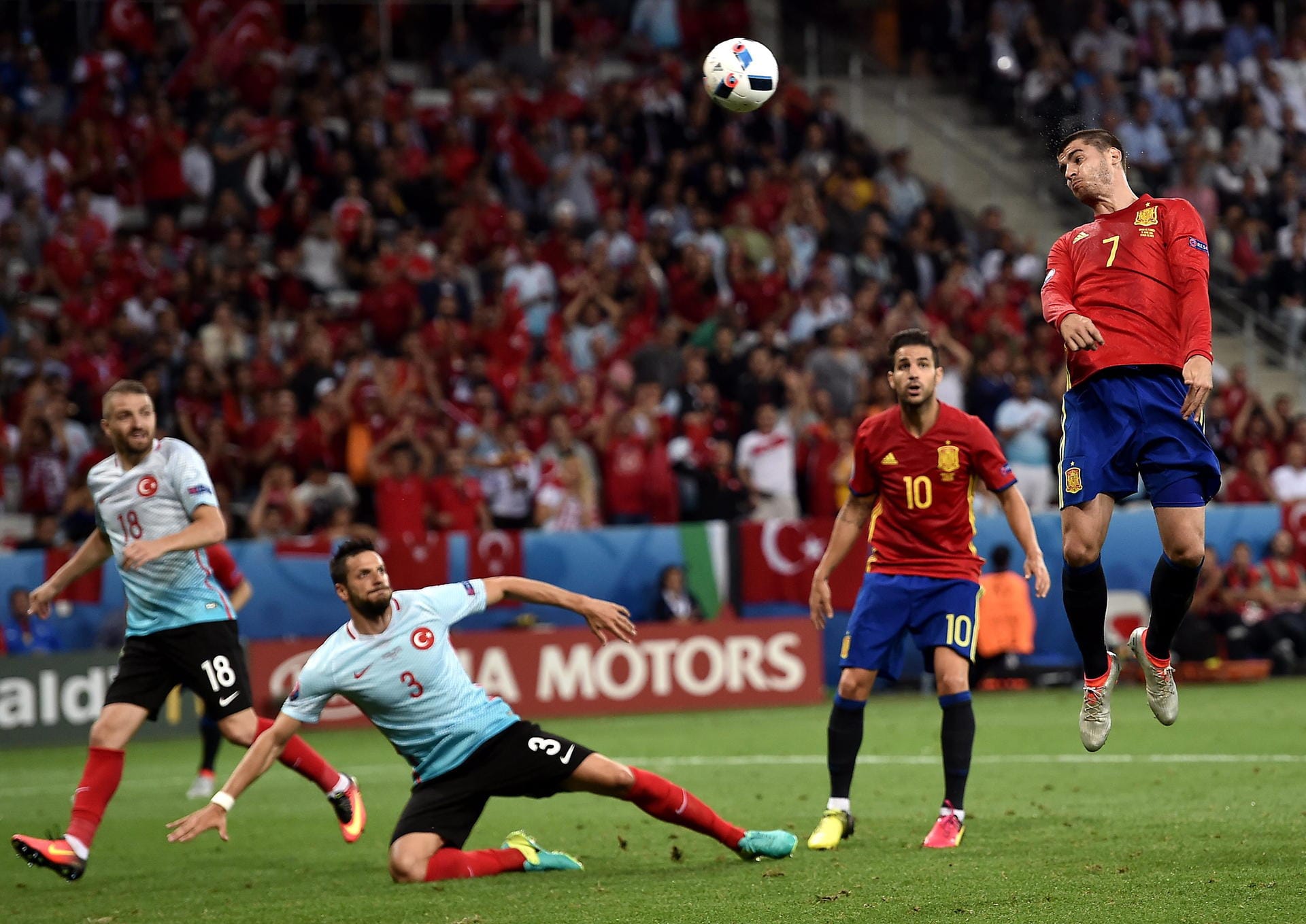Spanien agiert deutlich präziser: In der 34. Spielminute bringt Alvaro Morata (re.) die Mannschaft von Vicente del Bosque dann auch verdientermaßen per Kopf in Führung.