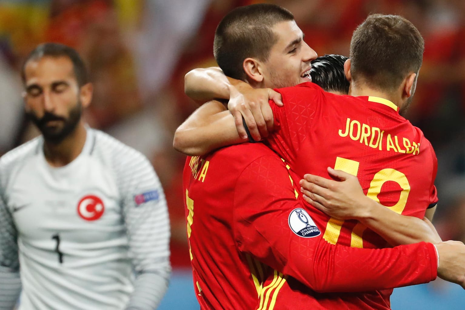 Spaniens Alvaro Morata (Mitte) feiert mit seinen Teamkollegen seinen zweiten Treffer gegen die Türkei.