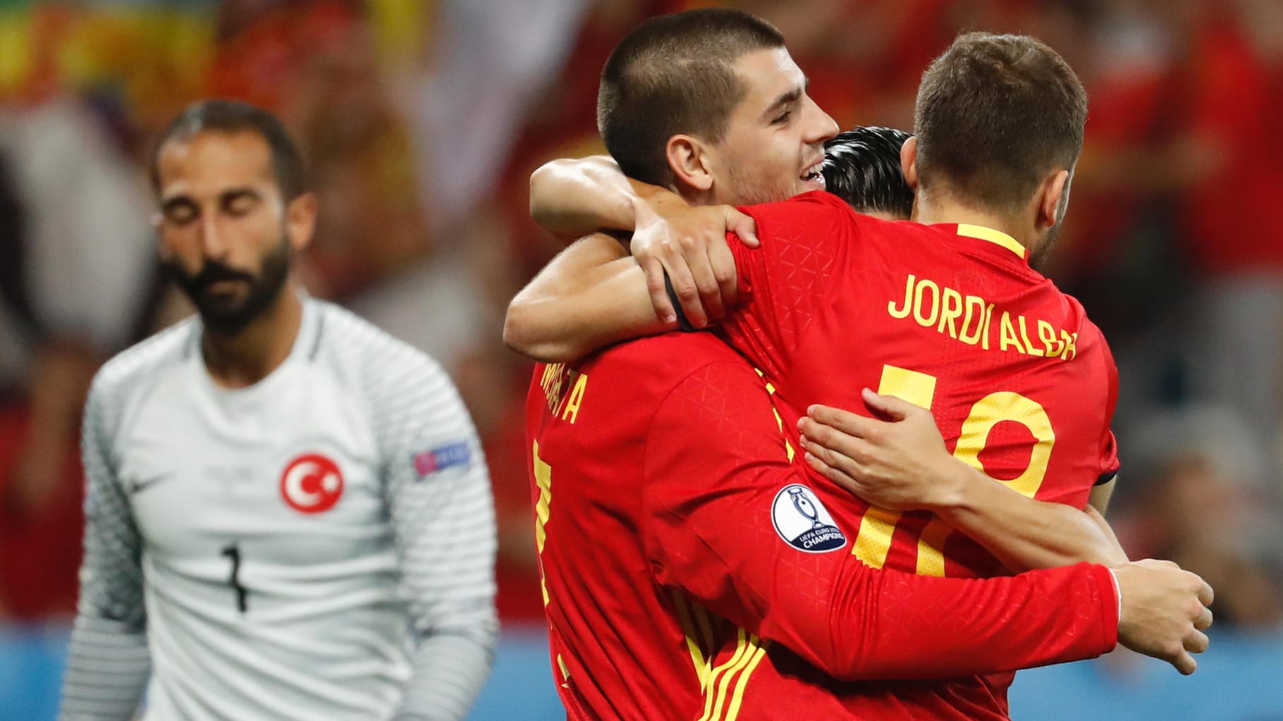 Spaniens Alvaro Morata (Mitte) feiert mit seinen Teamkollegen seinen zweiten Treffer gegen die Türkei. Spaniens Alvaro Morata (Mitte) feiert mit seinen Teamkollegen seinen zweiten Treffer gegen die Türkei.
