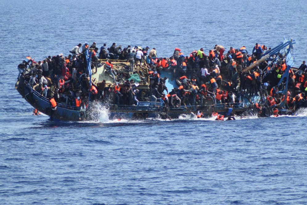 Flüchtlinge auf einem Boot im Mittelmeer im vergangenen Monat. Italienische Schiffe mussten sie anschließend retten.