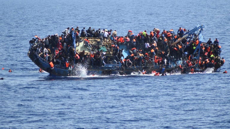 Flüchtlinge auf einem Boot im Mittelmeer im vergangenen Monat. Italienische Schiffe mussten sie anschließend retten.