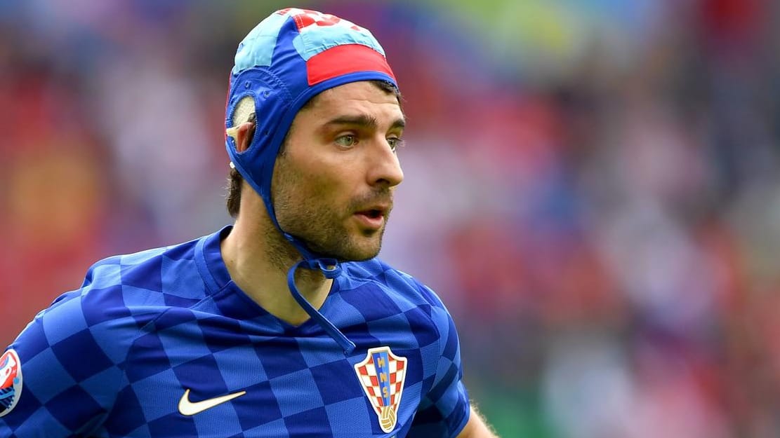 Gut behütet: Vedran Corluka mit seinem außergewöhnlichen Kopfschutz.