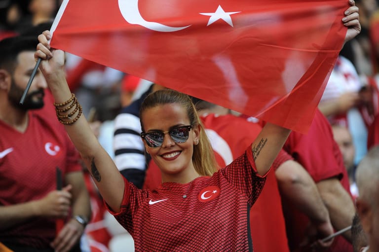 Türkischer Support: Diese junge Schönheit unterstützte ihre Mannschaft im Spiel gegen Spanien in Nizza.