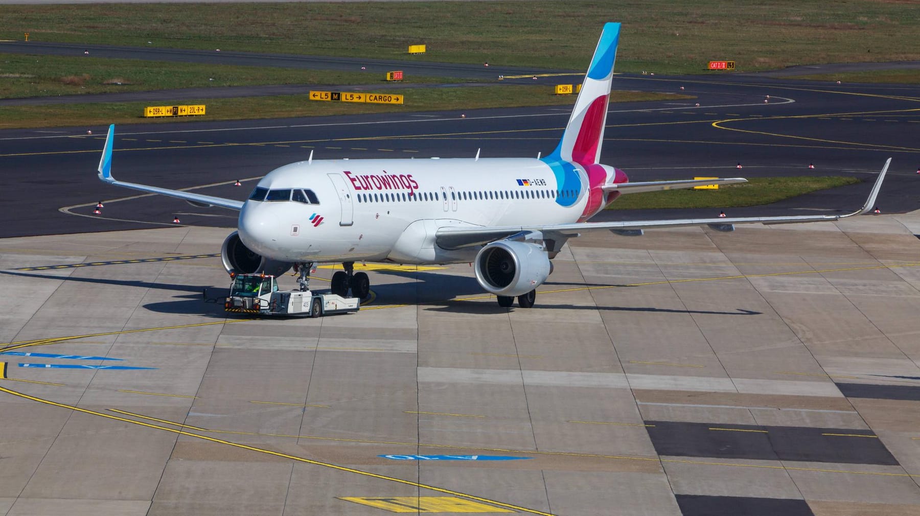 Евровингс самолеты. Eurowings авиабилеты. Lufthansa авиакомпания аэропорт дюссельдорф. Евровингс. Eurowings авиакомпания.