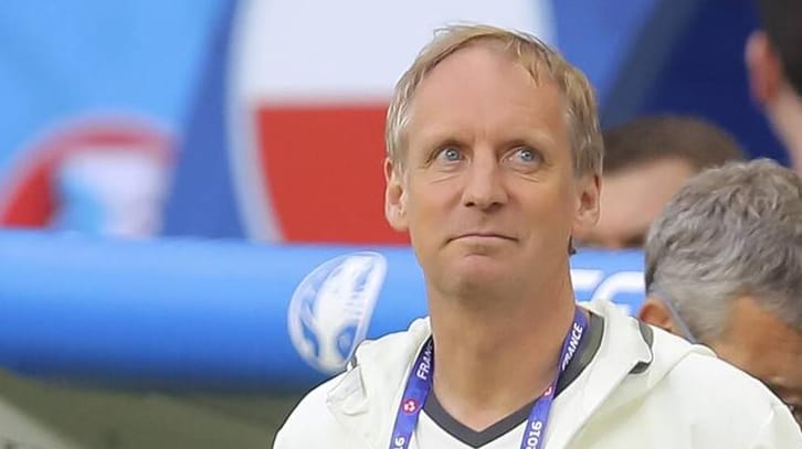 DFB-Psychologe Hans-Dieter Hermann während des EM-Spiels gegen Polen. DFB-Psychologe Hans-Dieter Hermann während des EM-Spiels gegen Polen.