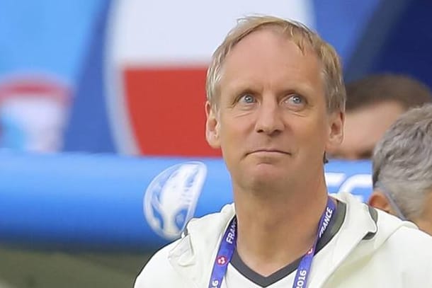 DFB-Psychologe Hans-Dieter Hermann während des EM-Spiels gegen Polen.