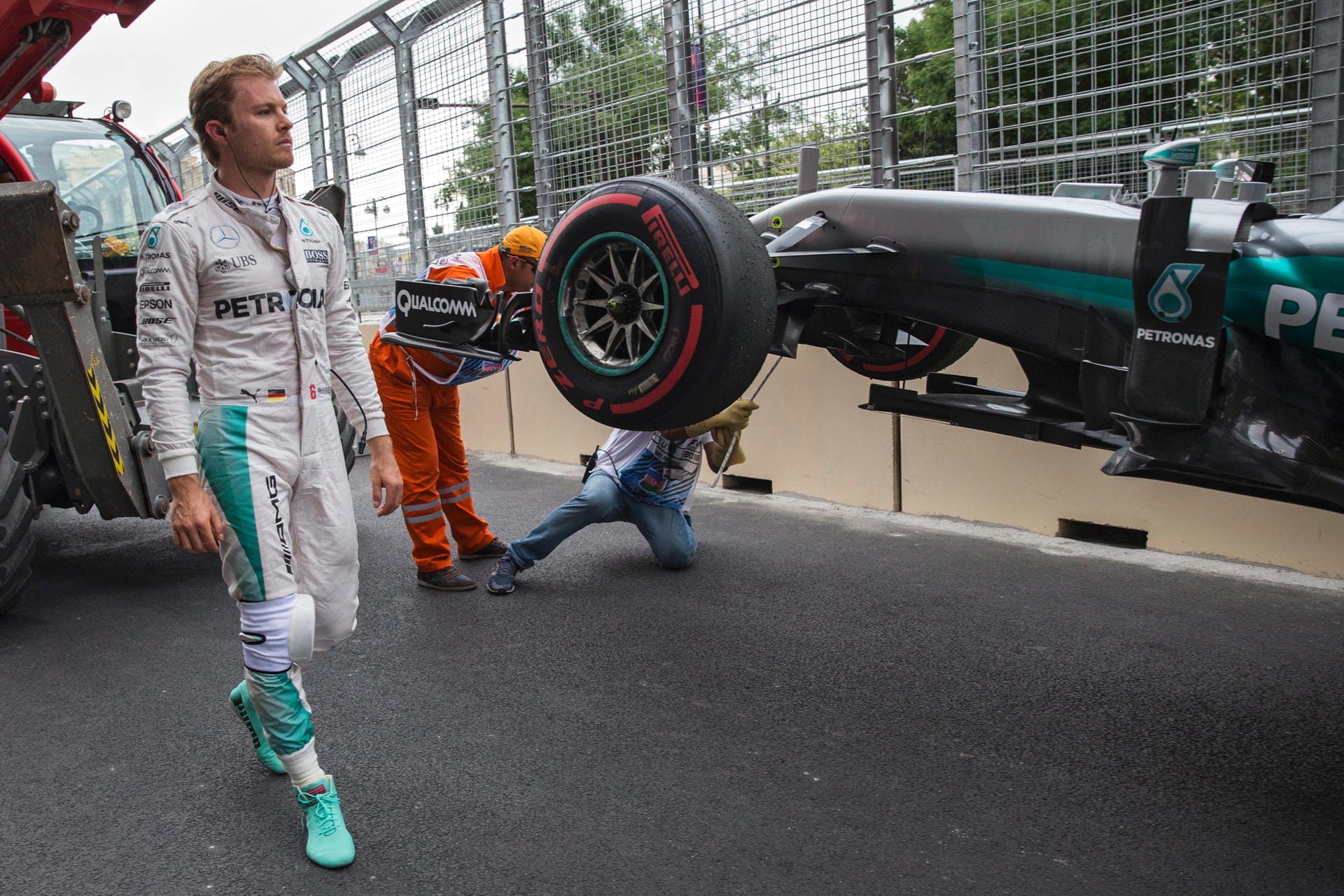 Skeptischer Blick: Nico Rosbergs Mercedes musste nach Motorenproblemen im Training abgeschleppt werden.