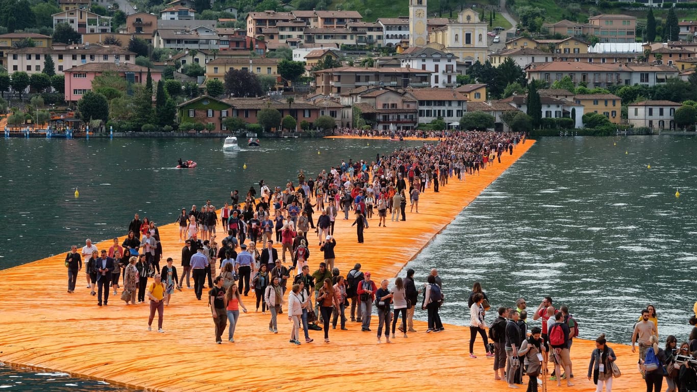 Christos Projekt "Floating Piers" im italienischen Iseosee.