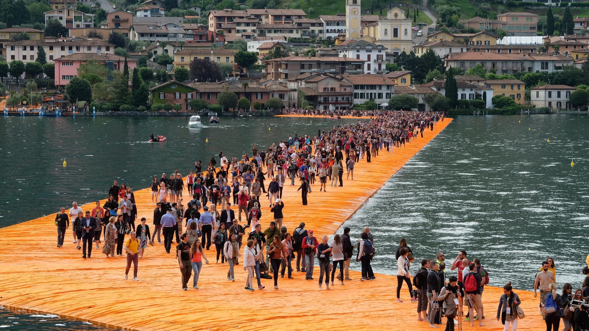 Christos Projekt "Floating Piers" im italienischen Iseosee.